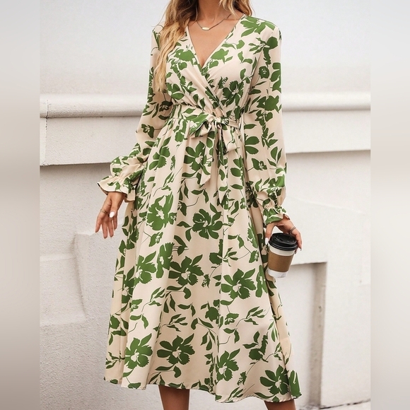 Floral Print Flare Sleeve Belted Dress - Picture 3 of 5